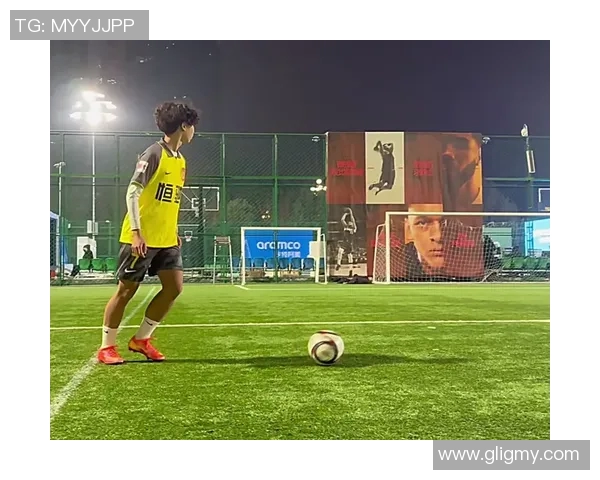 足球明星在转场时甩掉衣服引发热议展现个性与风格